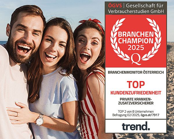 Ein junger bärtiger Mann und zwei langhaarige junge Frauen lächeln zufrieden.