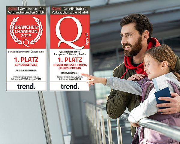 Dunkelhaariger Vater und seine dunkelblonde junge Tochter stehen am Flughafen und sehen in die Ferne. Auf dem Bild sieht man zwei Auszeichnungs-Siegel von der ÖGVS Gesellschaft für Verbraucherstudien. Erster Platz beim Kundenservice in der Reiseversicherung und erster Platz in der Auslandsreisekrankenversicherung bei einem Jahresvertrag.